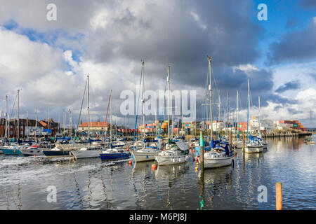 Blick über den Hafen von Eling mit Segelbooten, die 2018 in Totton in der Nähe von Southampton, Hampshire, England, Großbritannien, festgemacht wurden Stockfoto