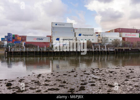 Gestapelte Container im Eling entlang des Flusses Test in der Nähe von Southampton, England, Großbritannien Stockfoto