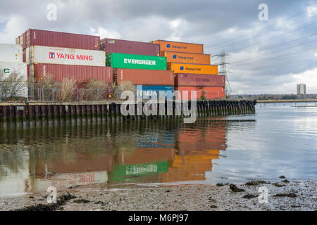 Gestapelte Container im Eling entlang des Flusses Test in der Nähe von Southampton, England, Großbritannien Stockfoto