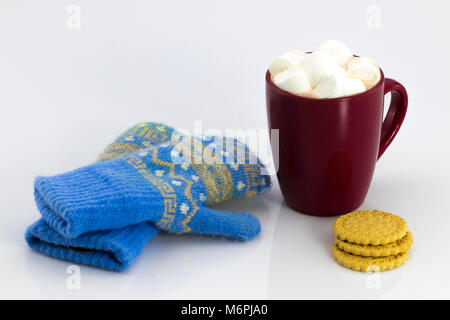 In rot Tasse Kakao mit Marshmallows, Kekse, auf weißem Hintergrund Stockfoto