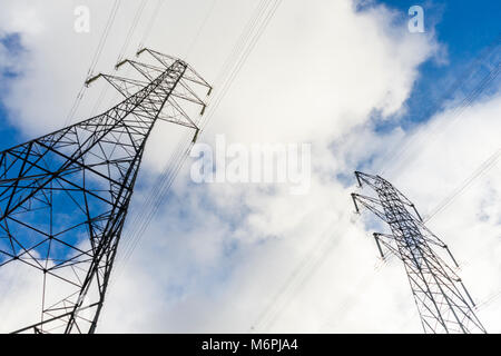Elektrizität Gittermasten abstrakten Winkel, England, Großbritannien Stockfoto