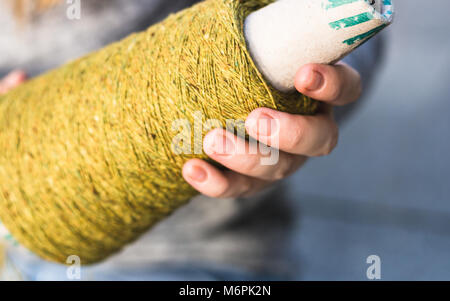 Thema Garn Stricken in der Hand einer Frau, die Nahaufnahme. Stricken, Hobby, Draußen, Frau, Geschäft, kreative Erfahrung, grün Thema Konzepte Stockfoto