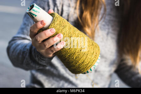 Thema Garn Stricken in der Hand einer Frau, die Nahaufnahme. Stricken, Hobby, Draußen, Frau, Geschäft, kreative Erfahrung, grün Thema Konzepte Stockfoto