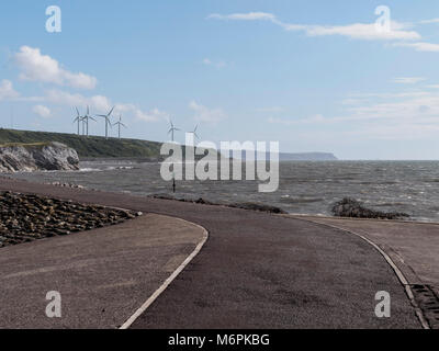 Der ehemalige Industrielle Küstenvorland von Harrington in Cumbria, im Solway Firth, wo ein Magnesit Verarbeitung einmal arbeitet hinter einer Wand stand. Wind t Stockfoto