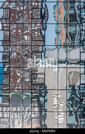 Spiegelungen im Glas hohe Kondominium Gebäude in der Innenstadt von Chicago Stockfoto