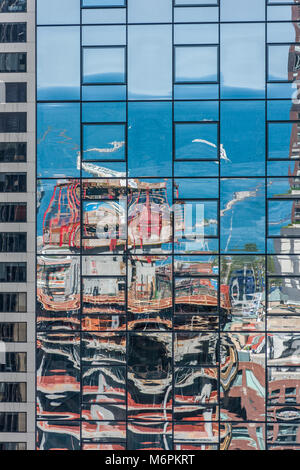 Spiegelungen im Glas hohe Kondominium Gebäude in der Innenstadt von Chicago Stockfoto