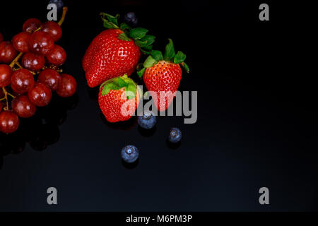 Satz frischer Früchte und Beeren. Reifen Heidelbeeren, Himbeeren. Verschiedene frische Sommer Beeren auf weißem Hintergrund Heidelbeeren Trauben und Erdbeeren b Stockfoto