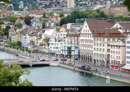 Blick auf den Fluss Limmat vom Lindenhof - Zürich, Schweiz Stockfoto