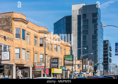 Gewerbe- und Wohngebäuden in Milwaukee Avenue im Logan Square Nachbarschaft Stockfoto