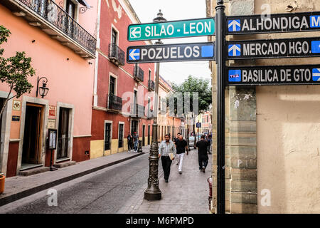 Straßenschilder der gepflasterten Straße von Guanajuato, Mexiko Stockfoto