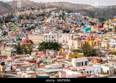 Die Vogelperspektive der verkrampften bunte Häuser am Hang von Guanajuato, Mexiko Stockfoto