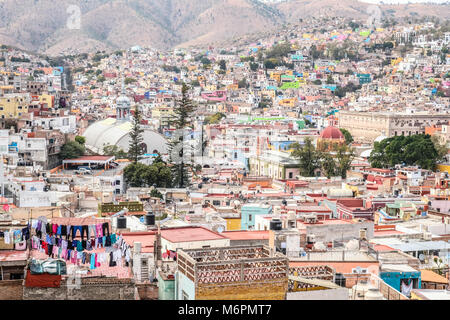 Bunte Häuser eng am Hang von Guanajuato, Mexiko Stockfoto