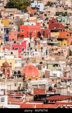 Eng, bunte Häuser und Kirchen auf steilen Hügel von Guanajuato, Mexiko Stockfoto