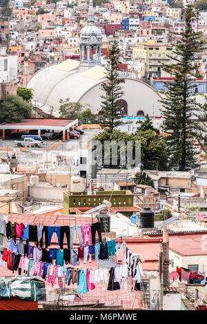 Kleidung trocknen auf Linien auf der Dachterrasse mit Mercado Hidalgo im Hintergrund bei Guanajuato, Mexiko Stockfoto