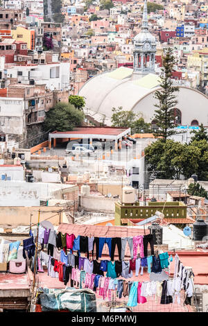 Kleidung trocknen auf Linien auf der Dachterrasse mit Mercado Hidalgo im Hintergrund bei Guanajuato, Mexiko Stockfoto