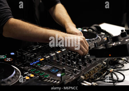 Dj Hände mischen Tracks auf Sound Mixer Controller. Stockfoto