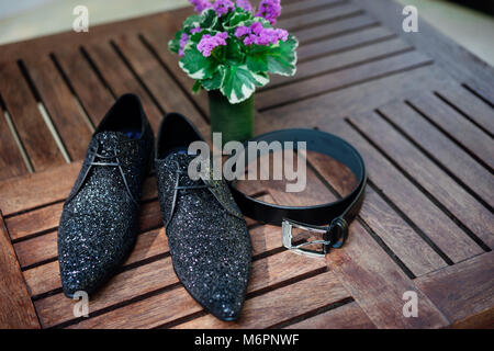 Die glitzernden Schuhe für Herren mit den Riemen auf den Holztisch - Ansicht von oben Stockfoto