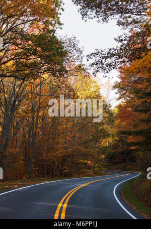 2016 Herbst Farbe Woche von 1017-1021. Skyline Drive in der Nähe von Pass Berg übersehen. ( Stockfoto