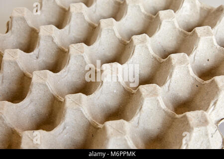 Leere Fach (Schaufel) von Eiern auf die weiße Tabelle - Geschlossen Stockfoto