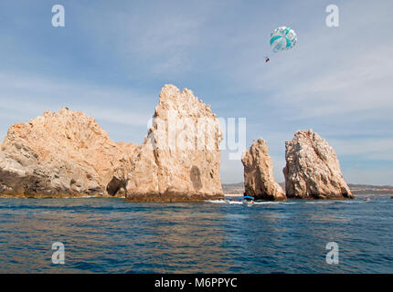 Parasailing über Los Arcos bei Lands End in Cabo San Lucas Baja California Mexiko BCS Stockfoto