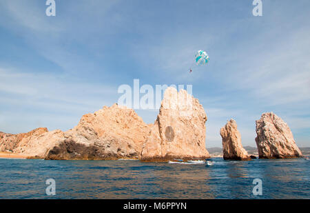 Parasailing über Los Arcos bei Lands End in Cabo San Lucas Baja California Mexiko BCS Stockfoto