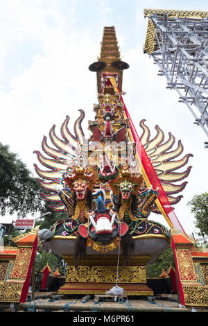 Die hohen Bade Einäscherung Turm für die Pelebon Zeremonie der Anak Agung Niang Agung von Puri Agung Ubud bereit. Stockfoto