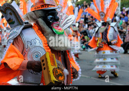 SUCRE, BOLIVIEN - 10. SEPTEMBER 2011: Fiesta de la Virgen de Guadalupe in Sucre. Die jungen Teilnehmer in der Dance Parade in Sucre Stockfoto