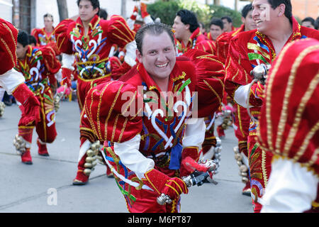 SUCRE, BOLIVIEN - 10. SEPTEMBER 2011: Fiesta de la Virgen de Guadalupe in Sucre. Die jungen Teilnehmer in der Dance Parade in Sucre Stockfoto