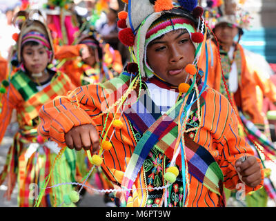 SUCRE, BOLIVIEN - 10. SEPTEMBER 2011: Fiesta de la Virgen de Guadalupe in Sucre. Die jungen Teilnehmer in der Dance Parade in Sucre Stockfoto