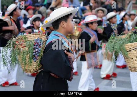 SUCRE, BOLIVIEN - 10. SEPTEMBER 2011: Fiesta de la Virgen de Guadalupe in Sucre. Die jungen Teilnehmer in der Dance Parade in Sucre Stockfoto