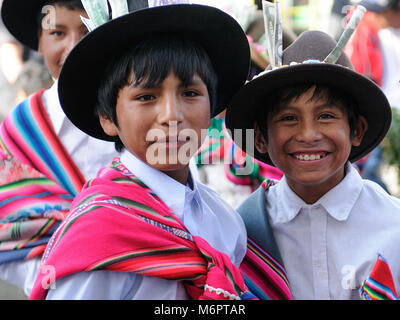 SUCRE, BOLIVIEN - 10. SEPTEMBER 2011: Fiesta de la Virgen de Guadalupe in Sucre. Die jungen Teilnehmer in der Dance Parade in Sucre Stockfoto