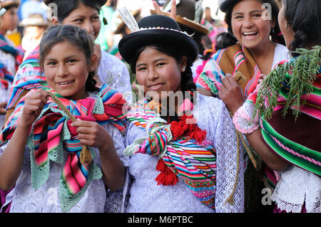 SUCRE, BOLIVIEN - 10. SEPTEMBER 2011: Fiesta de la Virgen de Guadalupe in Sucre. Die jungen Teilnehmer in der Dance Parade in Sucre Stockfoto