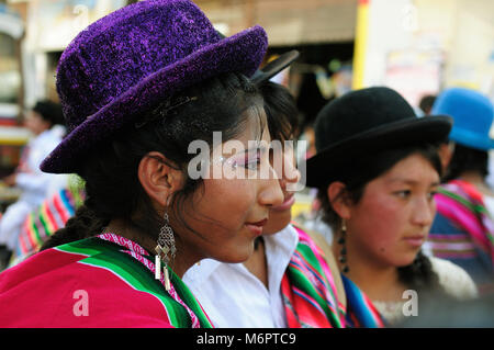 SUCRE, BOLIVIEN - 10. SEPTEMBER 2011: Fiesta de la Virgen de Guadalupe in Sucre. Die jungen Teilnehmer in der Dance Parade in Sucre Stockfoto