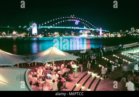 Sydney Harbour Bridge von der Oper in Sydney Opera House gesehen. Eine massive 'mirror Ball durch Neuseeland Künstler Neil Dawson cam konstruierte "auf der Brücke gesehen werden, eine Funktion der 2004/2005 Silvester Feuerwerk Festlichkeiten. Stockfoto