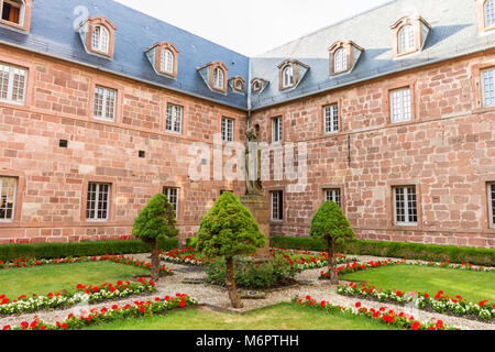 Statue des heiligen Odile in Hohenburg Abbey, ein Kloster in der Nähe von Mont Sainte-Odile Ottrott, Elsass, Grand Est, Frankreich Stockfoto