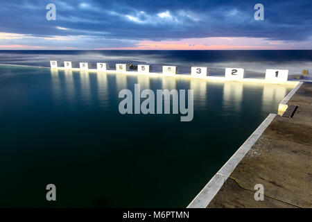 Sonnenaufgang am Meer Merewether Bäder bei Newcastle, Australien. Dieser Bausteine sind eine ikonische Teil einer der größten Ozean Schwimmbäder Stockfoto