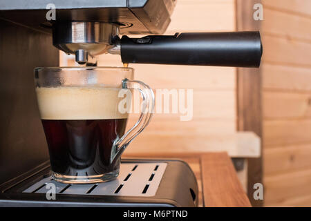 Espressomaschine gießen starke suchen frischen Kaffee in einem Glas Schale. starken Kaffee. Stockfoto