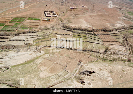 Luftbild einer Verbindung zwischen Kabul und Ghazni in Afghanistan mit landwirtschaftlichen Feldern Stockfoto