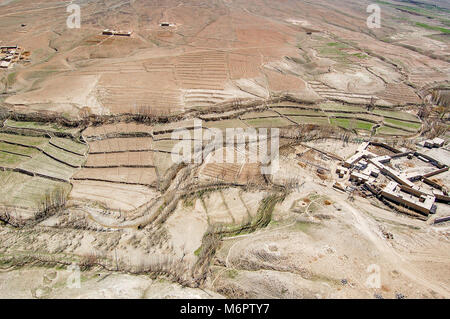 Luftaufnahme eines großen Schlamm Verbindung zwischen Kabul und Ghazni in Afghanistan mit landwirtschaftlichen Feldern Stockfoto