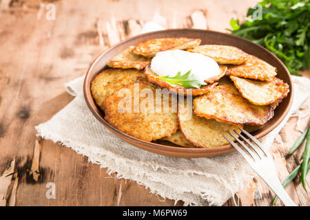 Draniki - reibekuchen. Kartoffelpuffer. Die naitonal Gericht von Belarus, der Ukraine und Russland Stockfoto