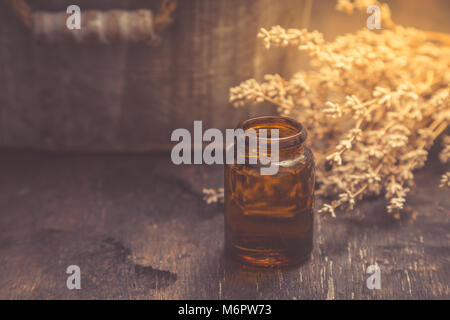 Ätherische Öle und Lavendel auf Holztisch. Lavendel Spa, Wellness mit Lavendel. Stockfoto
