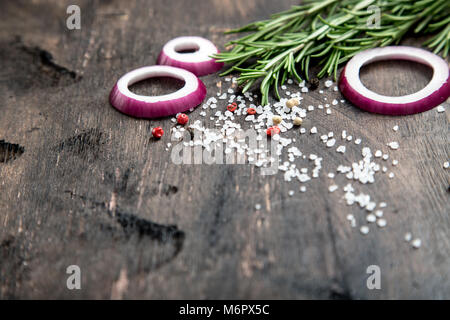 Mischung aus Paprika mit Salz und Rosmarin. essen Hintergrund mit Kopie Raum / Stockfoto