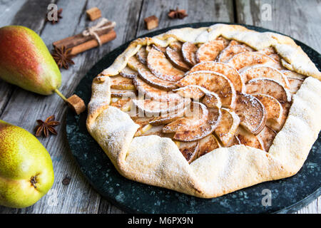 Kuchen mit Äpfeln, Birnen und Zimt auf einem alten Holz- Hintergrund. Apfelkuchen Stockfoto