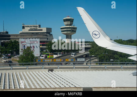 02.06.2017, Berlin, Deutschland, Europa - eine Ansicht aus einem Lufthansa Passagierflugzeug am Berliner Flughafen Tegel. Stockfoto