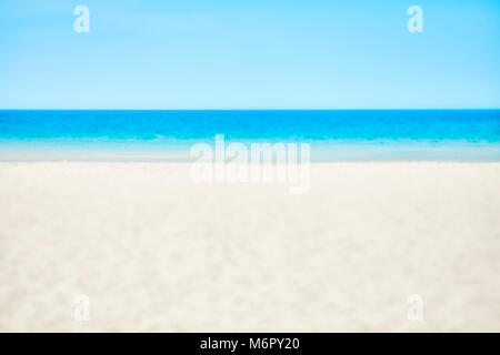 Unscharfes Bild von einem Strand an einem sonnigen Tag, Natur Hintergrund Stockfoto