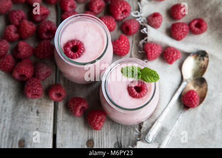 Joghurt Smoothie mit Himbeeren, Obst und Dessert. Berry Smoothie. Gesunde Diät Konzept Stockfoto