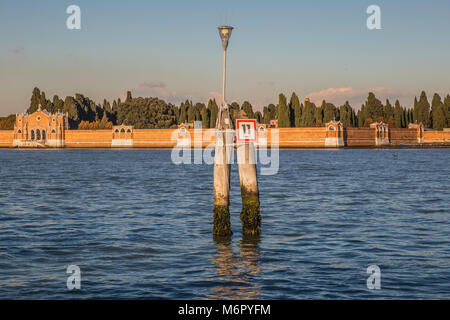 Blick von der Lagune von Venedig auf die Kirche von San Michele in Isola auf dem Friedhof Insel San Michele, Venedig, Italien Stockfoto