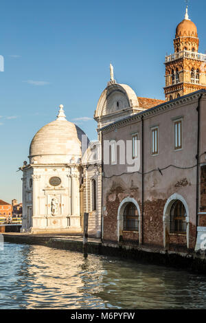 Blick von der Lagune von Venedig auf die Kirche von San Michele in Isola auf dem Friedhof Insel San Michele, Venedig, Italien Stockfoto