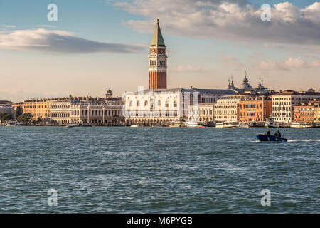 Blick auf den Dogenpalast und Campanile auf der Piazza di San Marco, Venedig, Italien Stockfoto