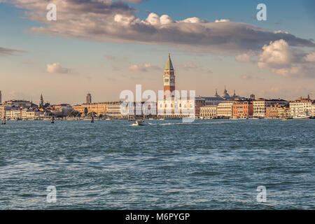 Blick auf den Dogenpalast und Campanile auf der Piazza di San Marco, Venedig, Italien Stockfoto